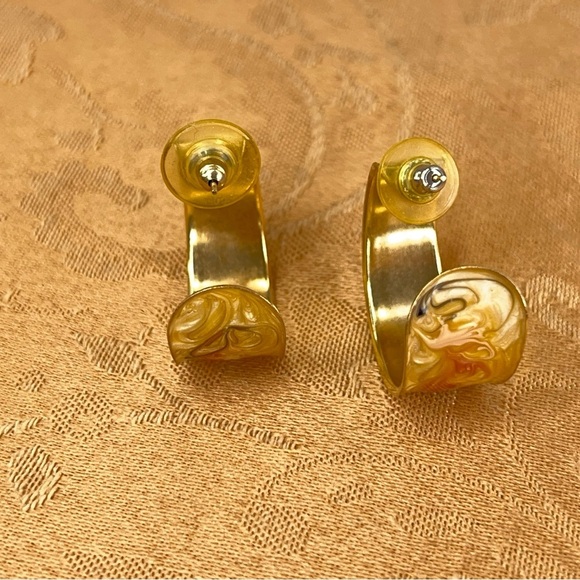 Vintage Painted Enamel Gold Hoop Earrings Post Back Retro Scroll Swirl Design - Picture 5 of 10